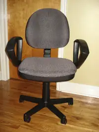 Chaise de bureau à roulettes avec bras
