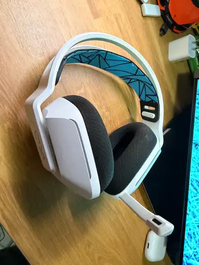 Selling a white Logitech G733 Lightspeed wireless gaming headset, which delivers high-performance au...