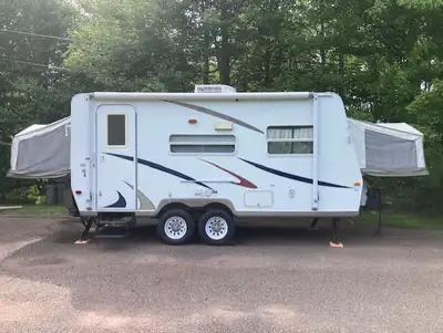 Looking for a lightweight, easy-to-tow family camper? Our 2006 Forest River Rockwood Roo Hybrid Camp...