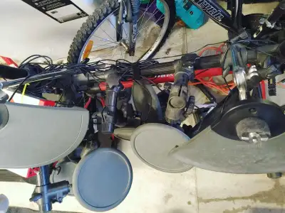Great electronic drum set. Good condition.
