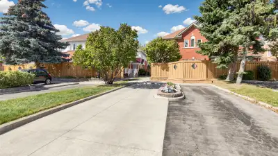 Beautifully Renovated 3+1 Bedroom Townhouse for Rent in Prime Brampton Location! Welcome to this bea...
