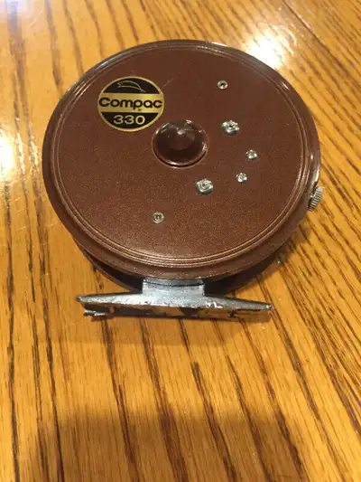 This vintage fly reel is in good used condition with some pitting on the chrome mounting bracket.
