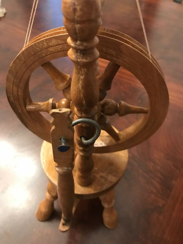 Vintage hand made wooden miniature spinning wheel.15” in Arts & Collectibles in Markham / York Region - Image 2