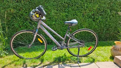 Vélo de promenade acheté en 2023, utilisé pour une vingtaine de kilomètres seulement. Vente pour rai...