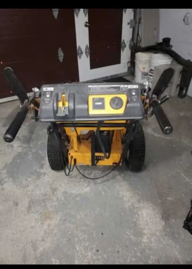33' Cub Cadet Walk Behind in Lawnmowers & Leaf Blowers in City of Montréal - Image 5