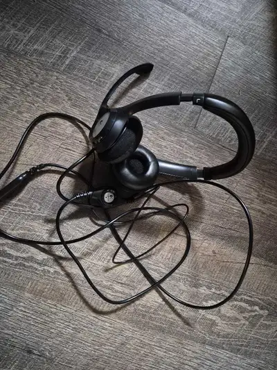 This is a Logitech headset with a microphone, perfect for calls or online gaming. it's in excellent...