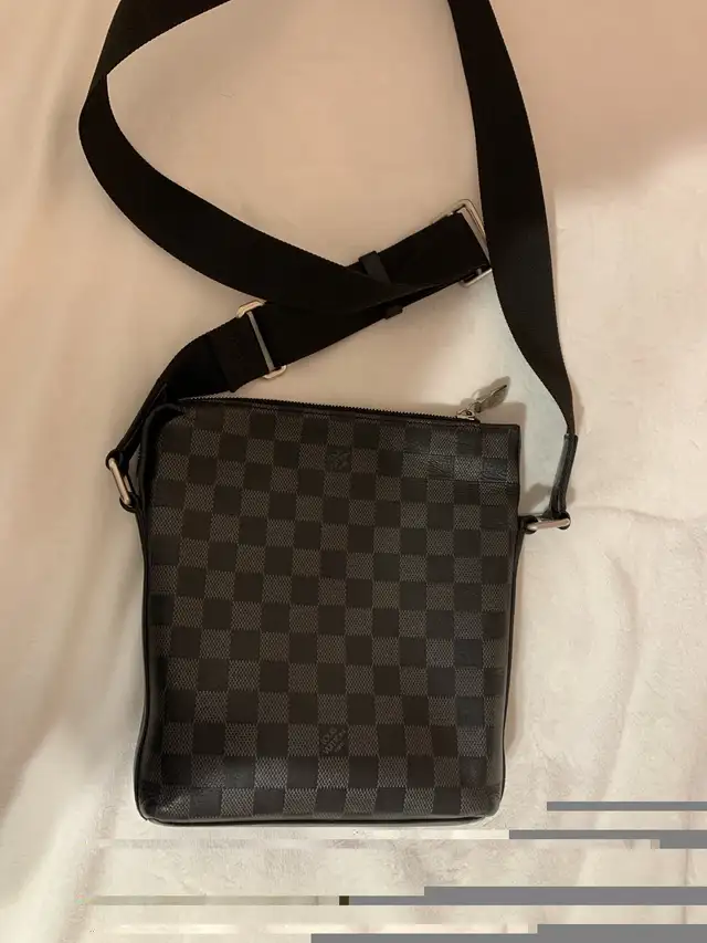 Louis Vuitton discovery bb messenger in Other in City of Toronto - Image 5