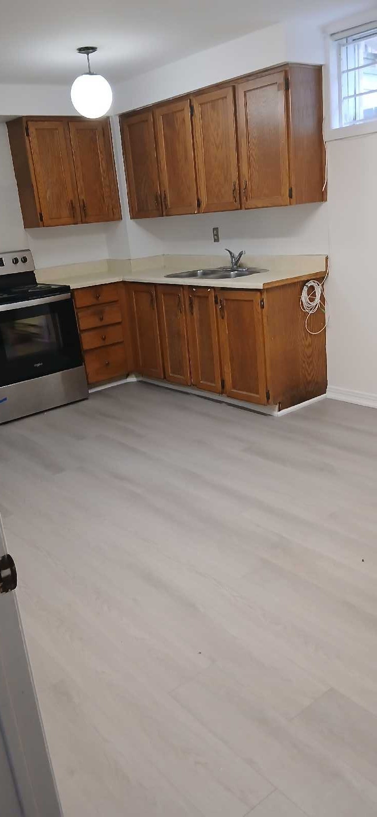one bedroom, freshly painted snd new floor. spacious and bright 2
