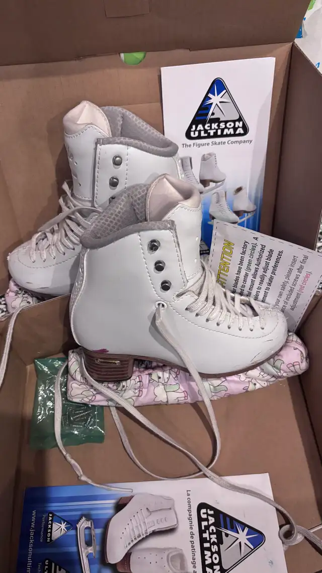 Jackson  Figure Skates Size 13.5 in Skates & Blades in Calgary - Image 3