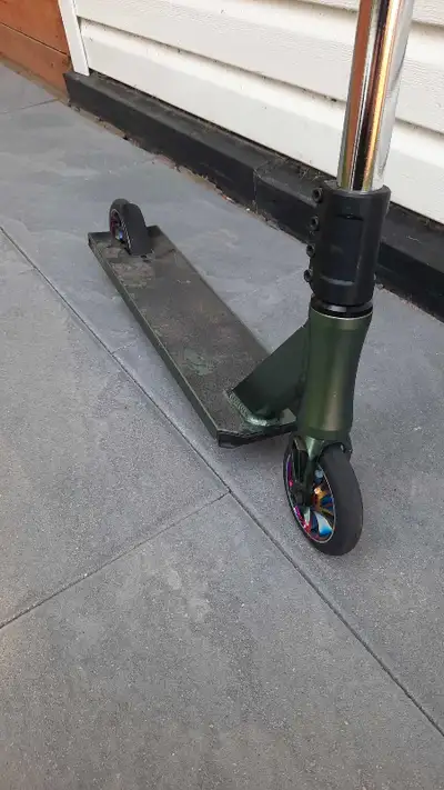 Very slightly used North Scooter. It comes with aftermarket iridescent wheels, as well as the origin...