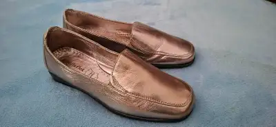 Souliers femme en Cuir Véritable Neuf- Taille 8, View more
