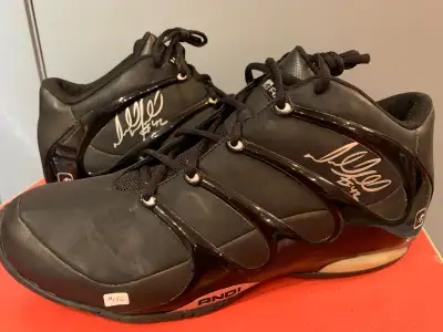 NBA Basketball Shoes AND1 worn/signed by Raptor Donyell Marshall, View more