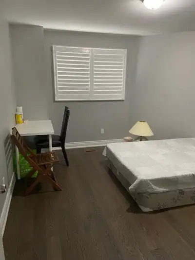 Private room available in a clean and quiet home in Mississauga. Convenient location near Central Pa...
