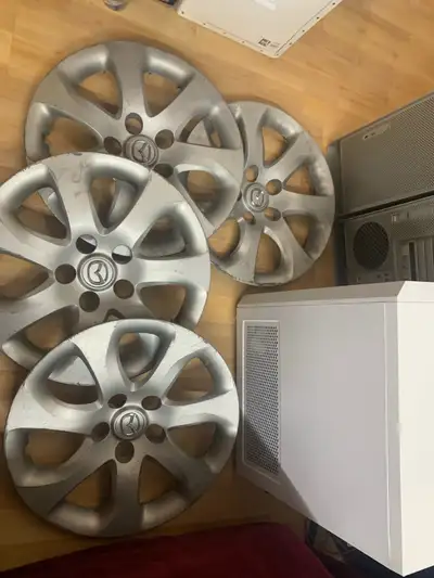 4 enjoliveurs Mazda 16" Usure normale En bon état