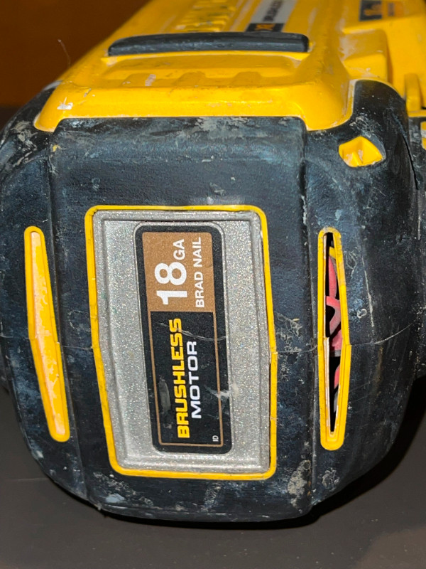 DEWALT - 20V Cordless Brad Nailer Kit w/Battery&Charger in Power Tools in Burnaby/New Westminster - Image 3