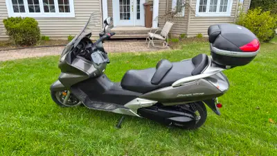 Honda Silverwing FSC600, année 2005. Moteur 600cc Couleur : gris foncé. Kilométrage : 28 374 km. Pne...