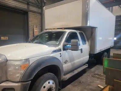 Camion cube, boite de 16' ford F-550 super duty à vendre, usager, en bonne condition. Prix négociabl...