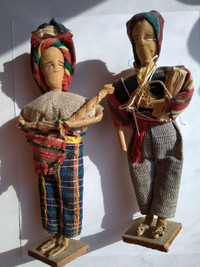 Poupées anciennes couple bolivien en tissu, carton, bois