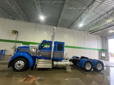 2025 w990 low kilometres Well taking care of truck Lots of extras. Cummins x15 605 hp 1850 torque Ag...