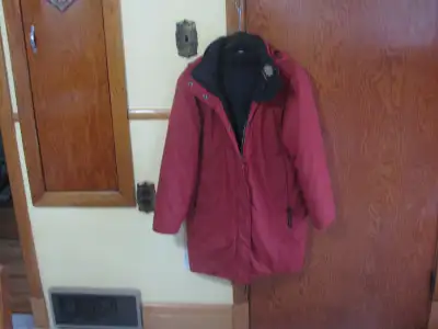 Manteau d'hiver pour femme de marque Kanuk en excellente condition de grandeur medium grand . Venez...