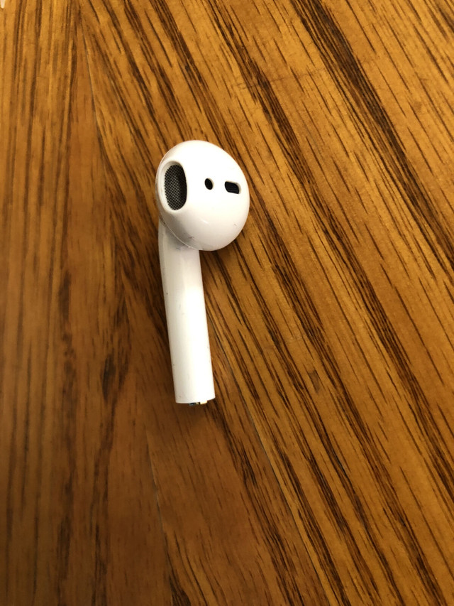 1 Airpod écouteur droite dans Écouteurs  à Longueuil/Rive Sud