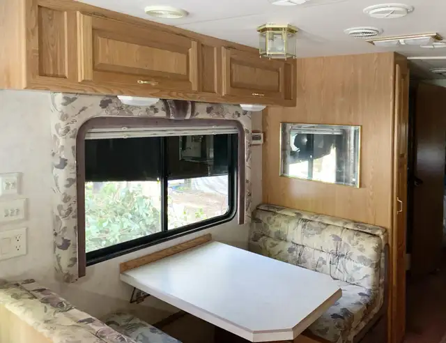 1995 classic 32ft motorhome, sleeps six. in RVs & Motorhomes in Port Alberni - Image 6