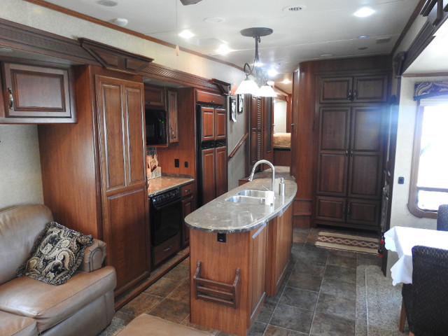 2012 REDWOOD 5th wheel, model 36RE, 38 feet in Travel Trailers & Campers in North Bay - Image 4