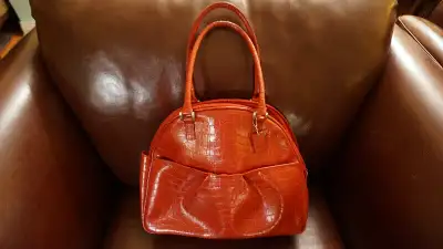 Magnifique sac à main rouge texturé, signé Cabrelli & Co, stylé, View more