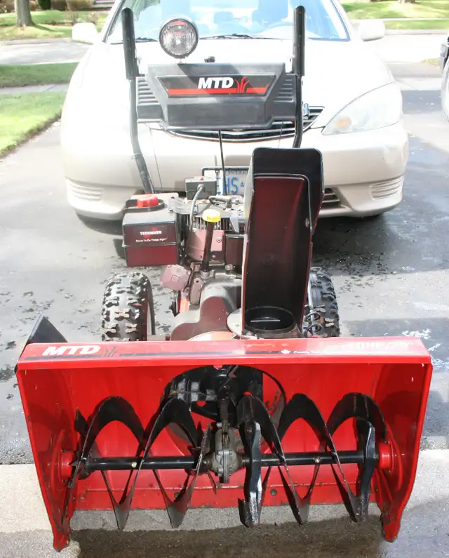 Snowblower 10 HP 29" Scoop 55 hours in Snowblowers in Oakville / Halton Region - Image 5