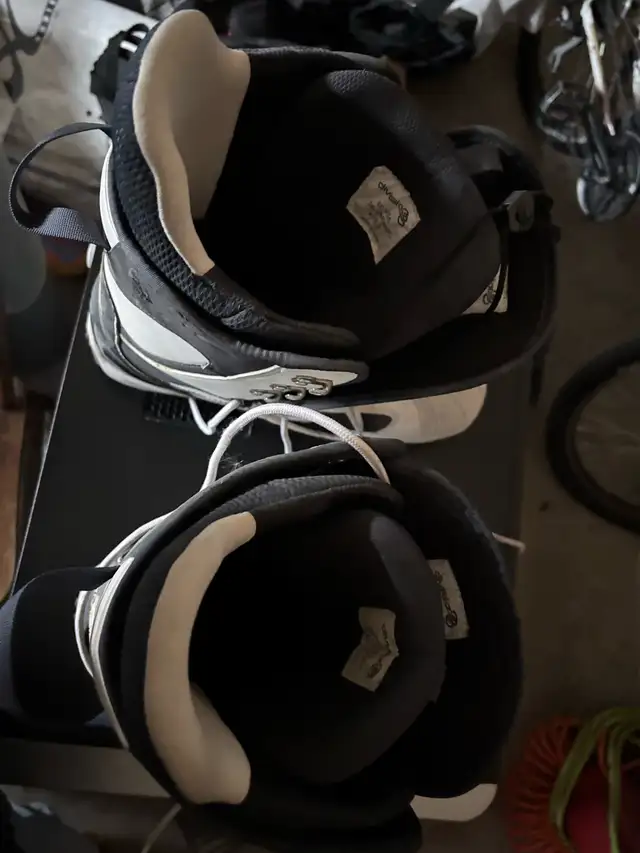 men’s snowboard boots size 9/10 in Snowboard in Calgary - Image 5