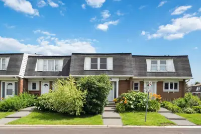 Enter into this very well maintained 4 bedroom townhouse located in the convenient area of Hogs Back...