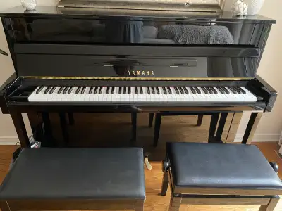 Piano droit Yamaha comme neuf + 2 bancs inclus !, View more
