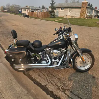 2007 fatboy, 96 cu in, 6 speed transmission, mustang seat, saddle bags, Rhinehart pipes, 17,000 kms....