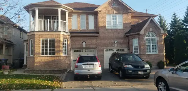 Master Bedroom With Walk In Closet For Rent In Mississauga.