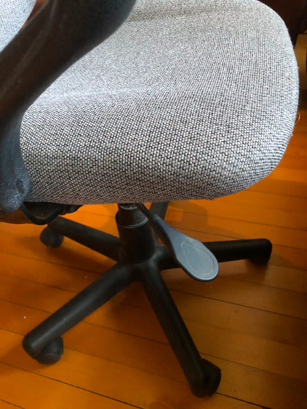 Desk Chair on wheelsLike New dans Articles multiples  à Ville de Montréal - Image 2