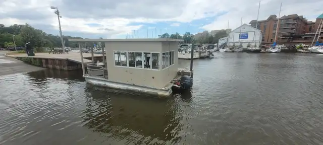20'PONTOON HOUSE BOAT-50HP YAMAHA 4STROKE-TRAILER OPTIONAL $3000 in Powerboats & Motorboats in Brantford - Image 2
