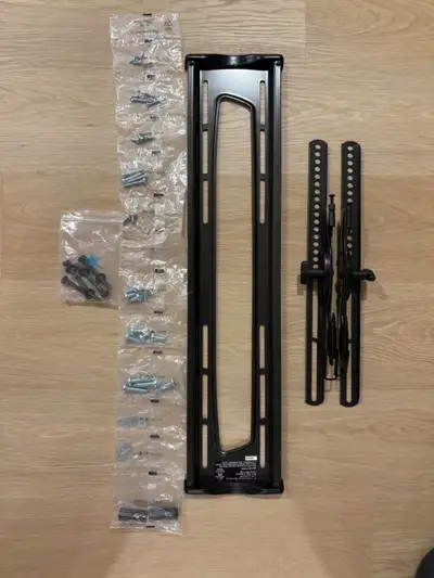 TV wall mount kit from Rocketfish. Handles screen sizes 32 - 70 inch diagonals and maximum weight of...