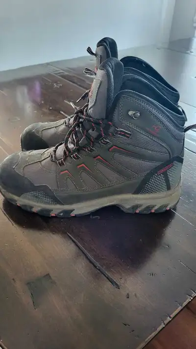 paire de bottes de travail Dakota robustes, parfaites pour toute tâche exigeante. Ces bottes de tail...