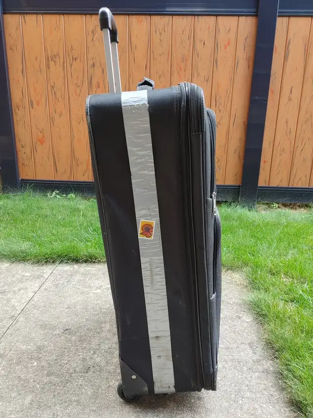 Large black luggage in Bags & Luggage in Mississauga / Peel Region - Image 4