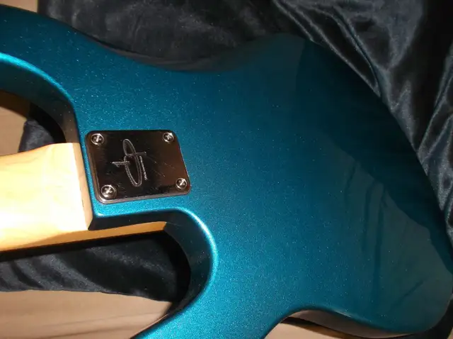 Music man OLP 5 strings bass guitar in Guitars in Sherbrooke - Image 6