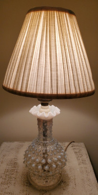 VINTAGE 1940'S FENTON GLASS LAMP