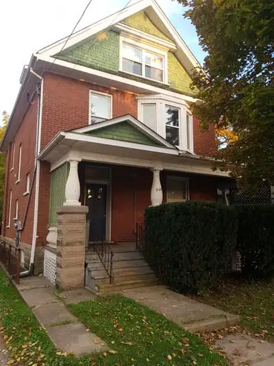 Great updated 6 bedroom student house in a perfect location! $725 per person including utilities(ren...