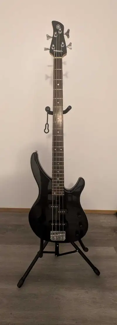 Yamaha TRBX174 bass, View more