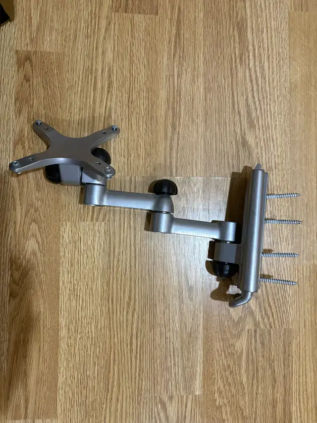 Wall support for monitor in Other in Markham / York Region - Image 2