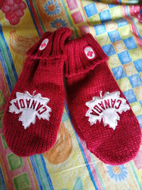 2010 Vancouver Canadian Olympics mittens, brand new. S/m