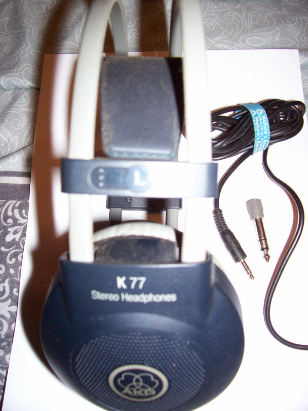 AKG pro audio K77 channel studio headphones in Headphones in Trenton - Image 4