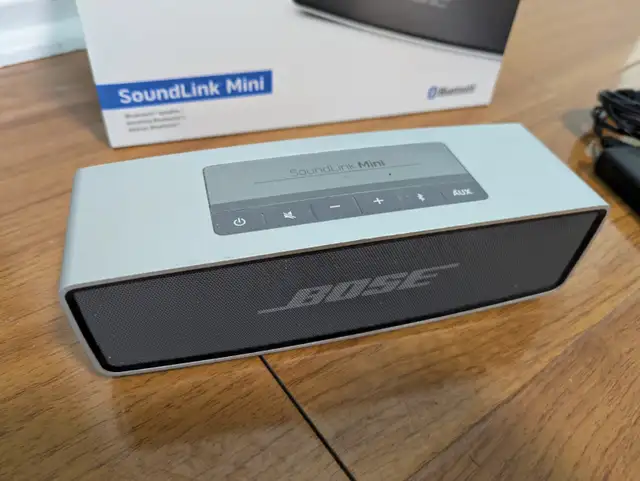 Bose SoundLink Mini - Bluetooth Speaker - Works Great + Charger
