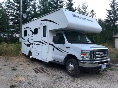 Very clean, microwave, A/C, shower, 3 way fridge,3 burner stove, 1 slide, bike rack, new batteries.