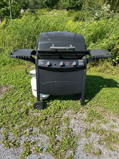 Master Chef barbecue with with brushes and propane tank included