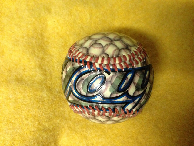 VINTAGE TORONTO BLUE JAY LIMITED EDITION FOTOBALL AUTOGRAPHED in Arts & Collectibles in Mississauga / Peel Region - Image 2